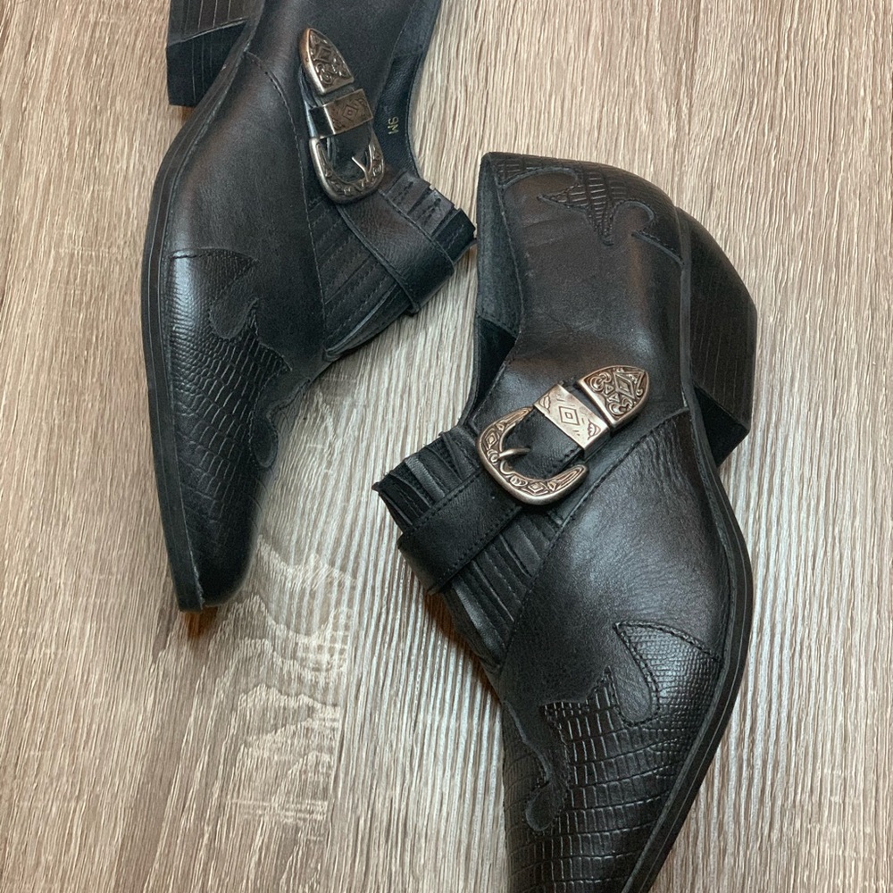 Leather bootie, silver side buckle.